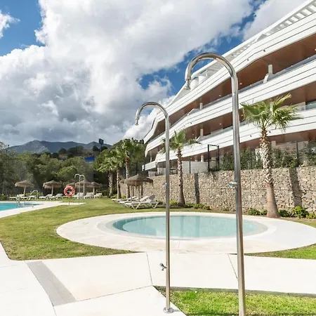 Apartment Seaside Escape With Views, Pool And Parking Rems *